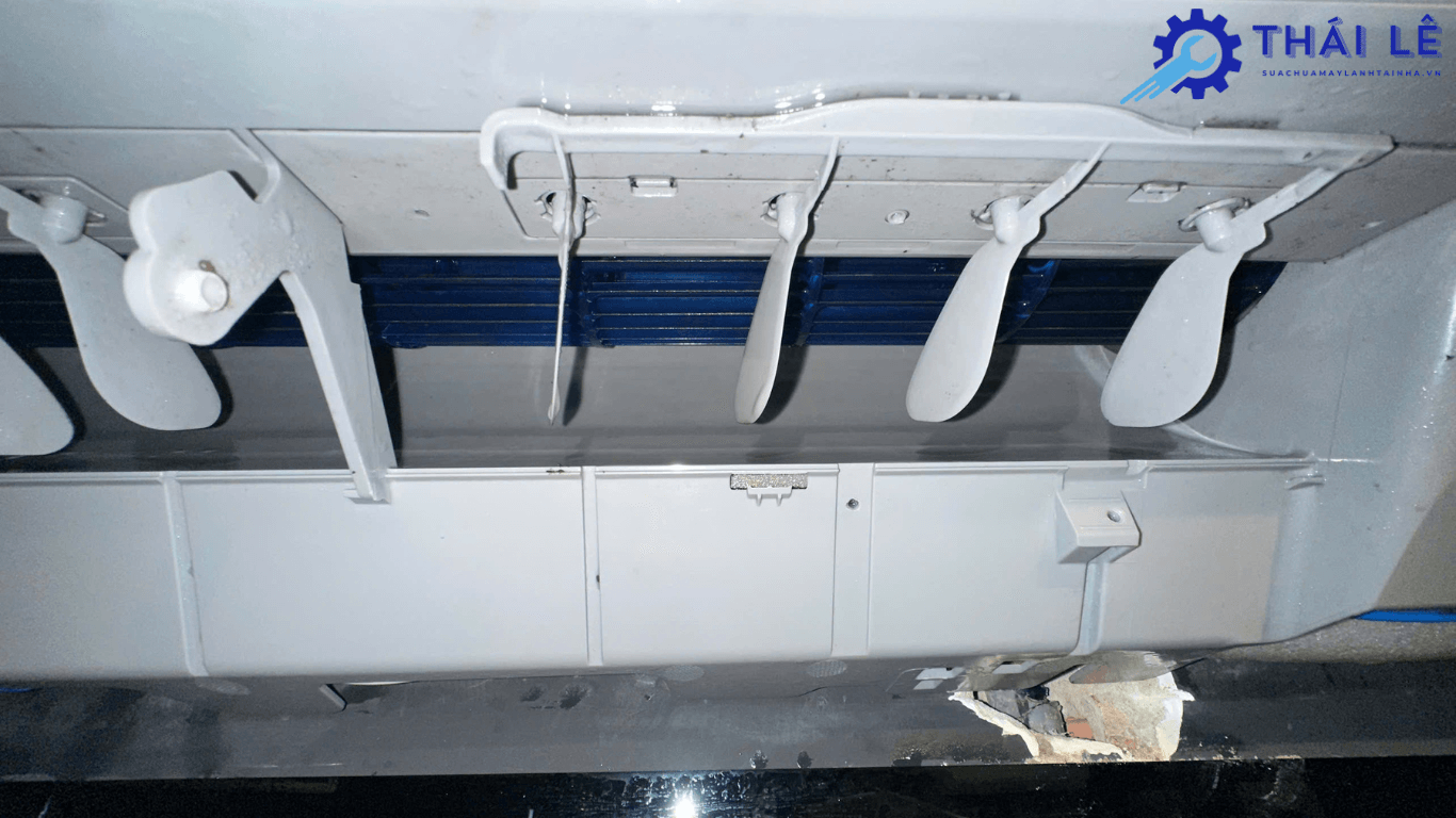 Máy lạnh bị chảy nước