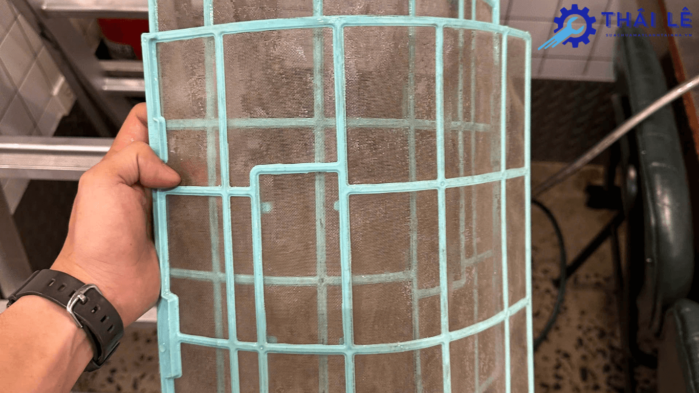 Máy lạnh có mùi hôi khó chịu