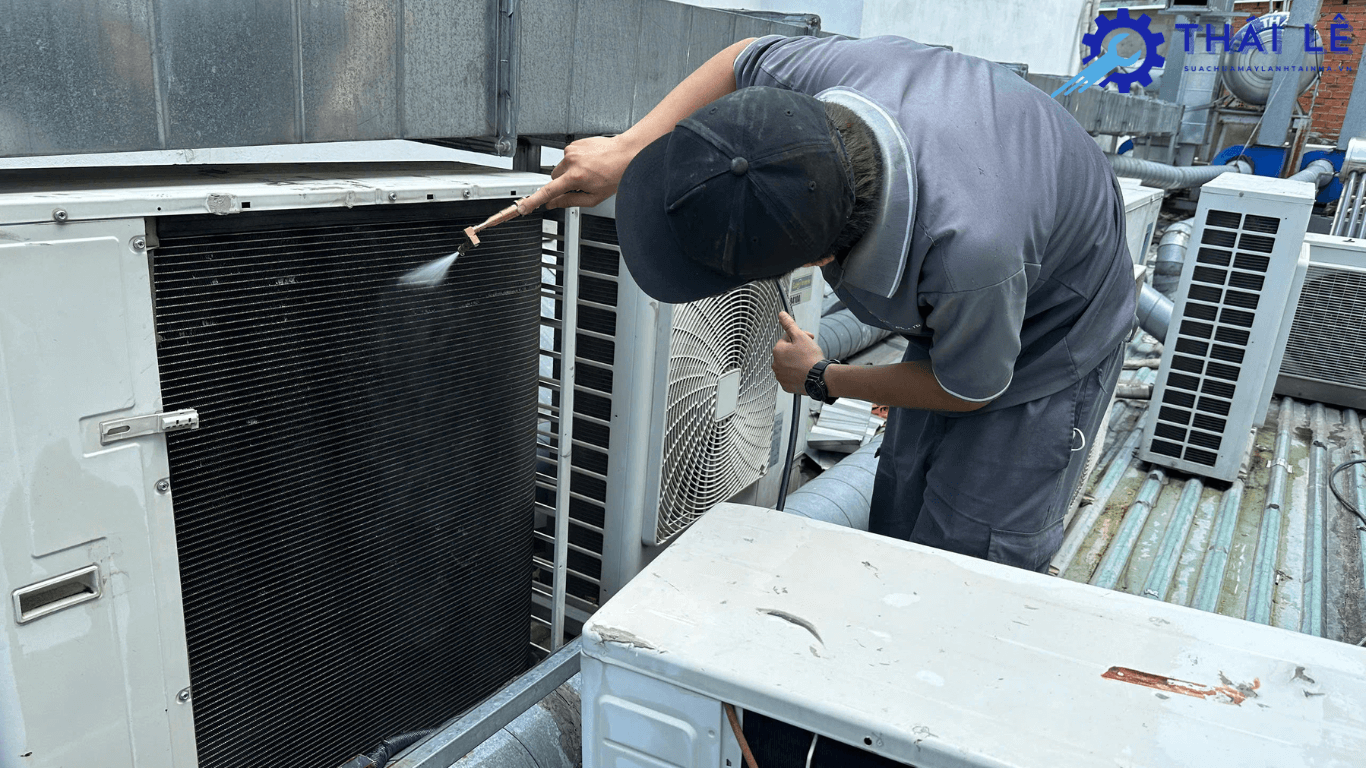 Vì sao máy lạnh không lạnh? Nguyên nhân & cách khắc phục hiệu quả tại nhà 3 Vệ sinh phin lọc gió